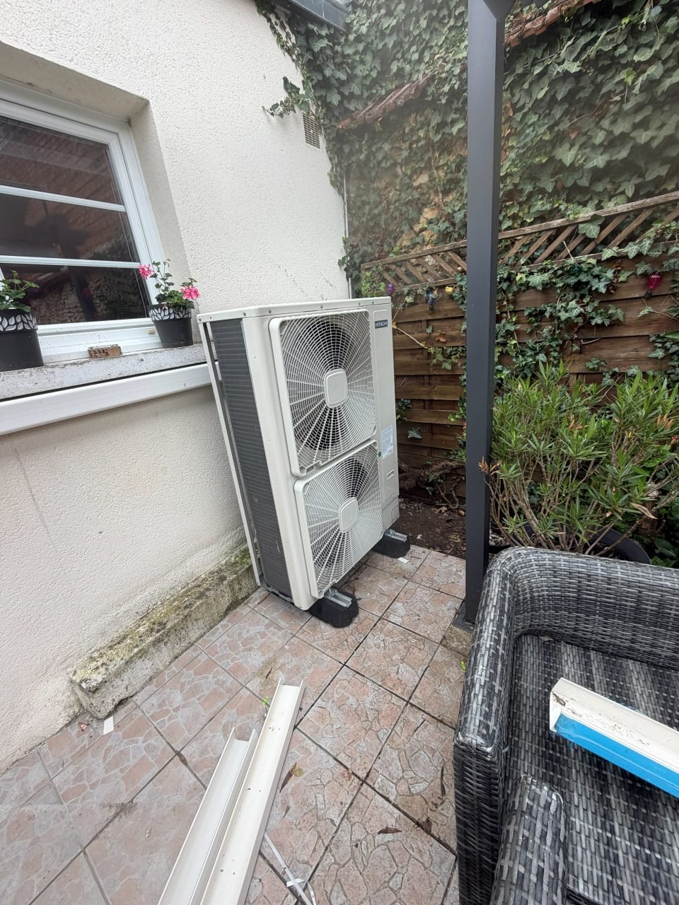 Pompe à chaleur air/eau installée en cour