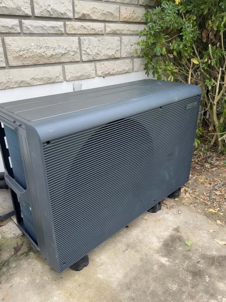 Pompe à chaleur air/eau monobloc installée au pied d'une façade