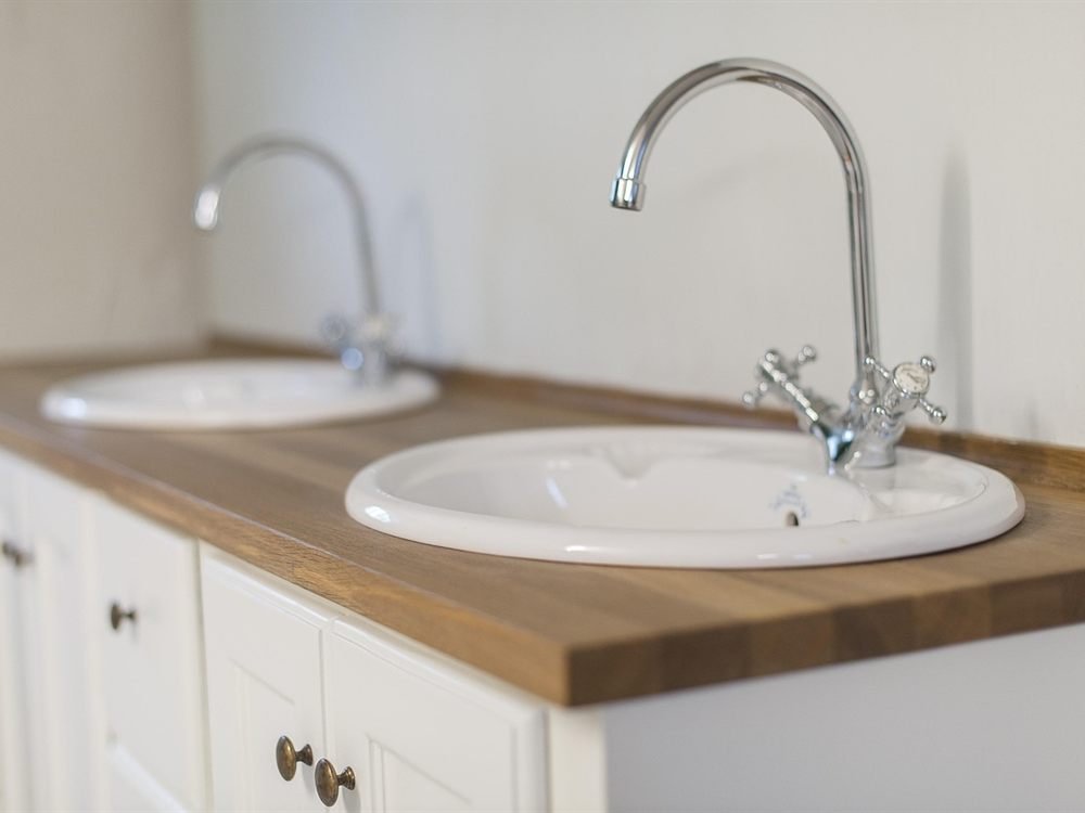 Double vasque et robinetterie dans une salle de bain